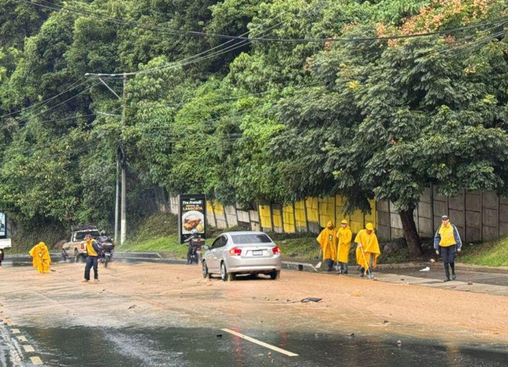 Guatemala: conductor es arrastrado en carretera a El Salvador tras intensas lluvias