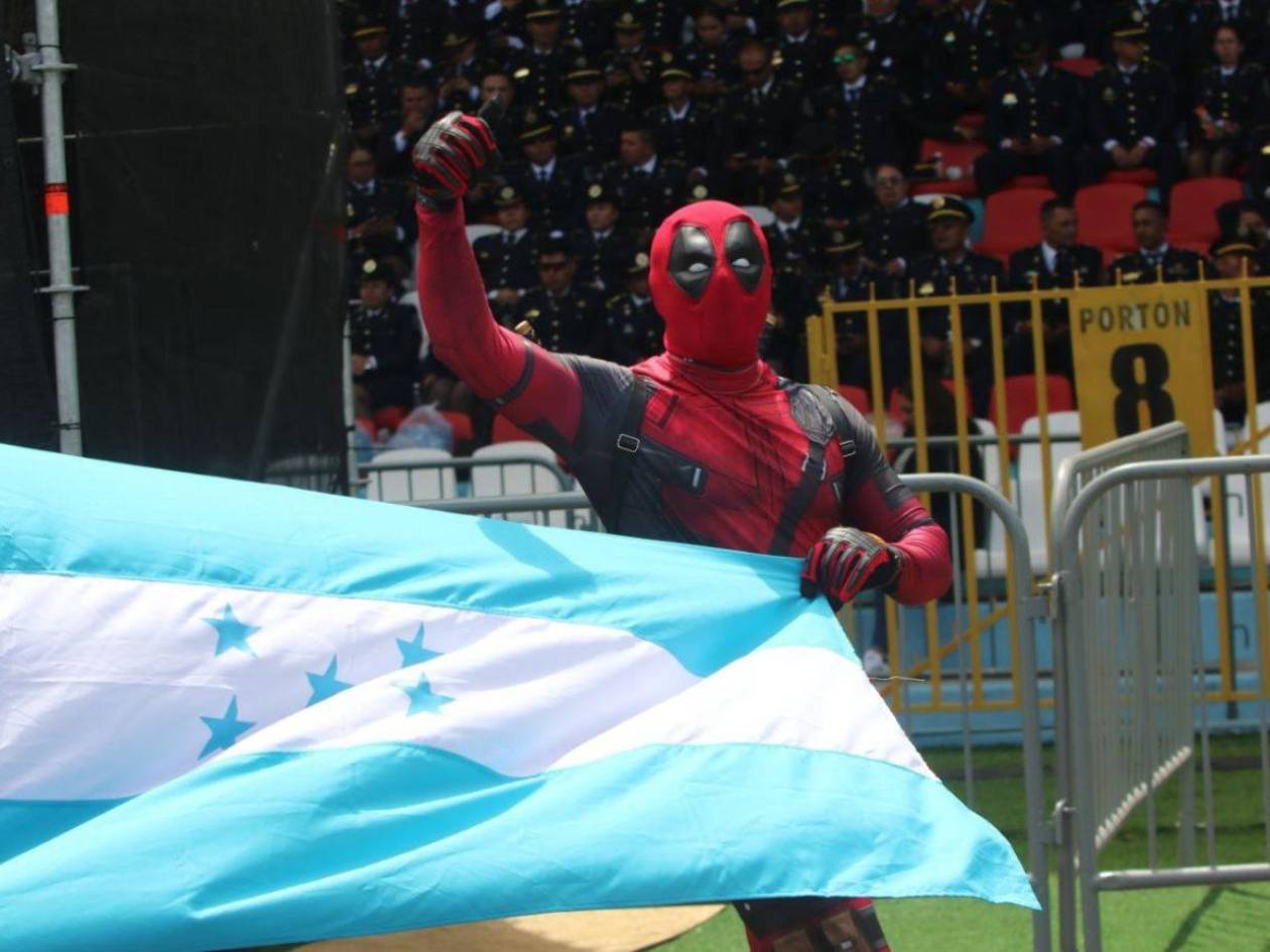 Hondureño se disfraza de Deadpool en el desfile de Día de la Independencia de su país