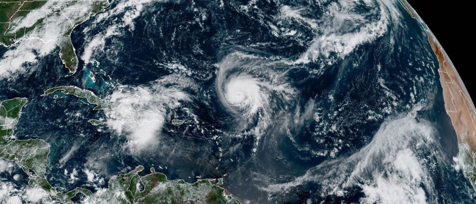 Huracán Humberto alcanzó categoría cuatro y se prevé que rozará playas del Caribe