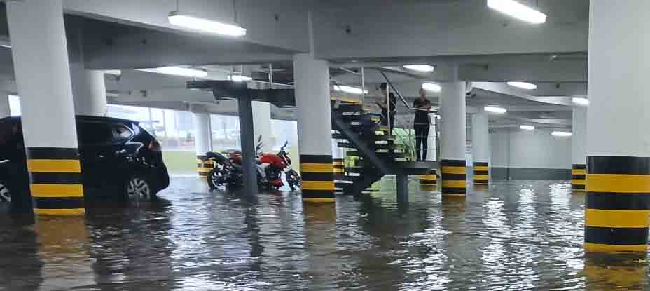 Parqueo de restaurante en la Zona Rosa se inunda tras fuerte lluvia