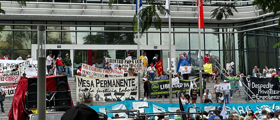 Fracasada marcha de izquierda llega a plaza Barrios y exigen el fin del Régimen de Excepción