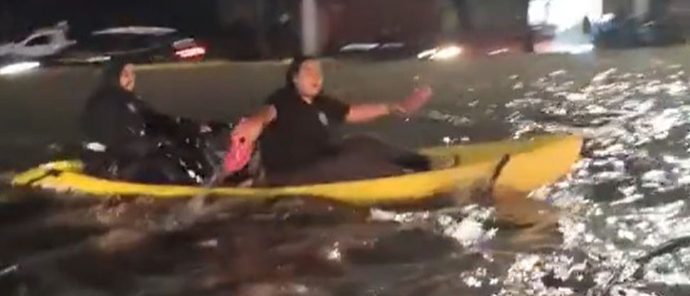 México: jóvenes aprovecharon las inundaciones para sacar su kayak y desplazarse por la ciudad