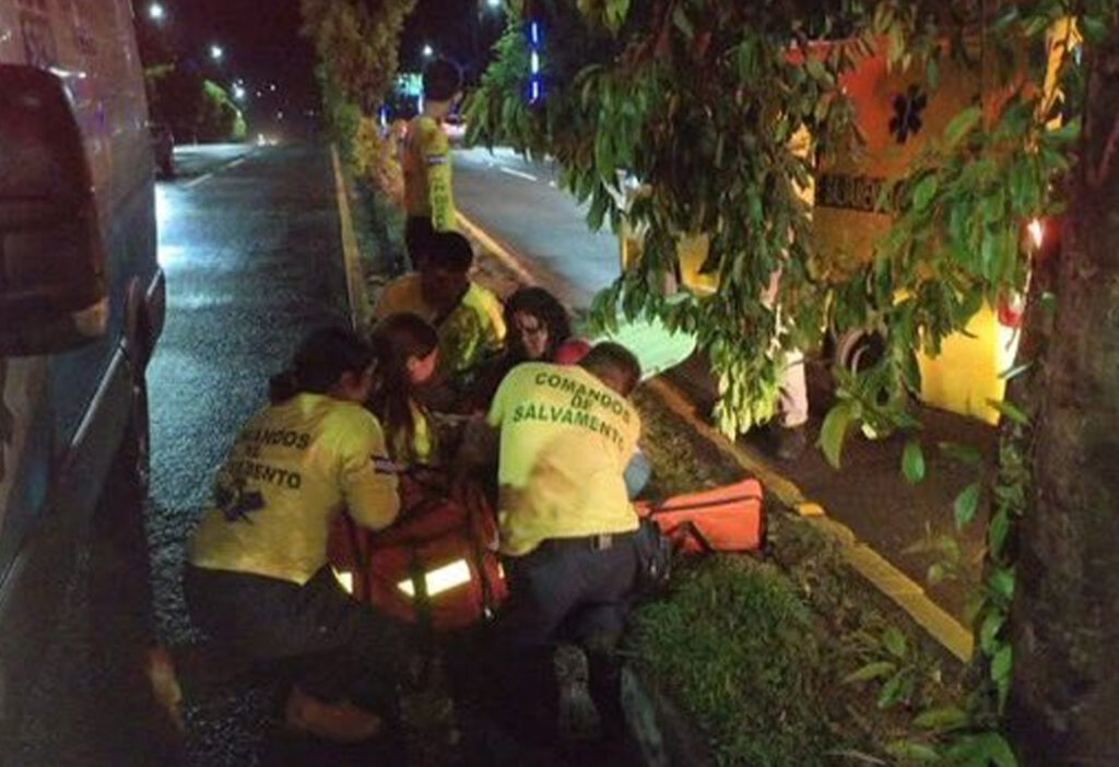 Mujer en estado de ebriedad es atropellada cuando intentaba cruzarse una calle