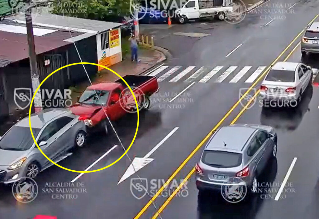 Imprudencia: conductor no logra frenar a tiempo y provoca accidente en San Salvador