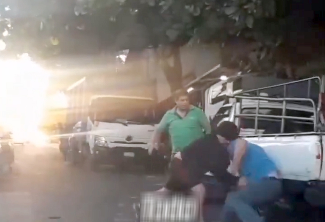 Sujetos chocan vehículo particular y no conformes golpean al conductor afectado