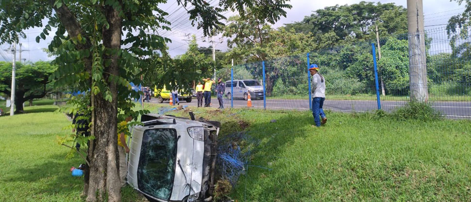 Accidente vial deja 2 personas lesionadas en Ciudad Arce