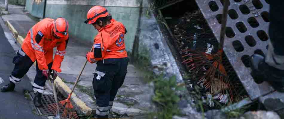 Realizan limpieza de tragantes en la colonia Médica