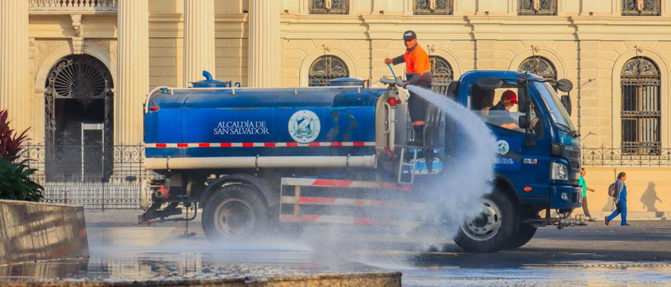Alcaldía de San Salvador Centro realiza jornada de limpieza en plazas y parques
