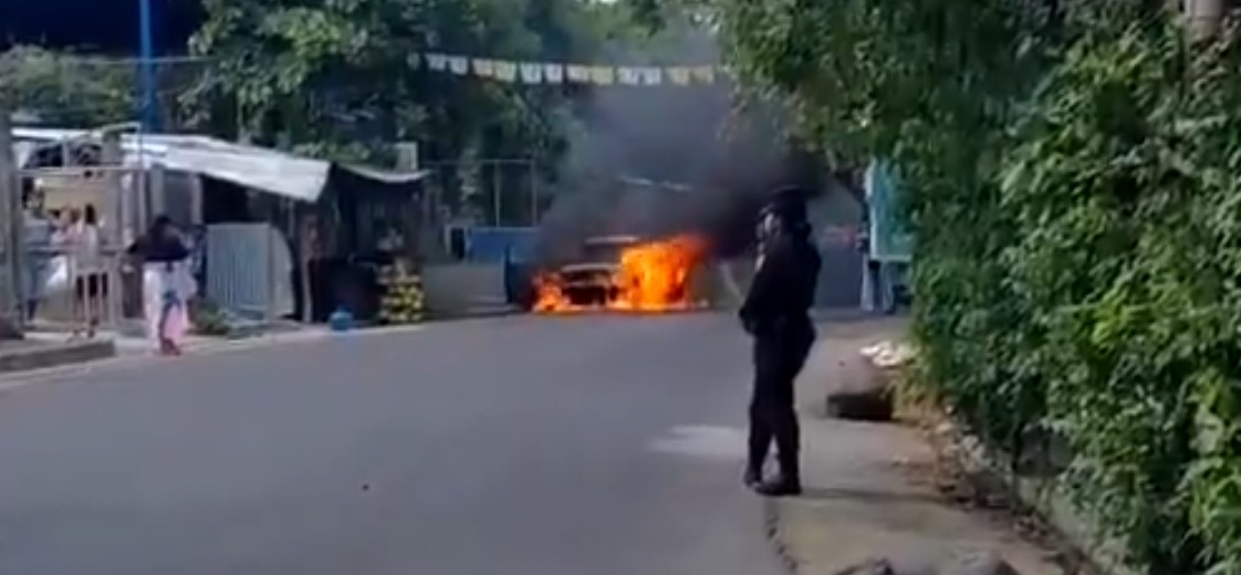 Vehículo es consumido por las llamas en San Pedro Masahuat