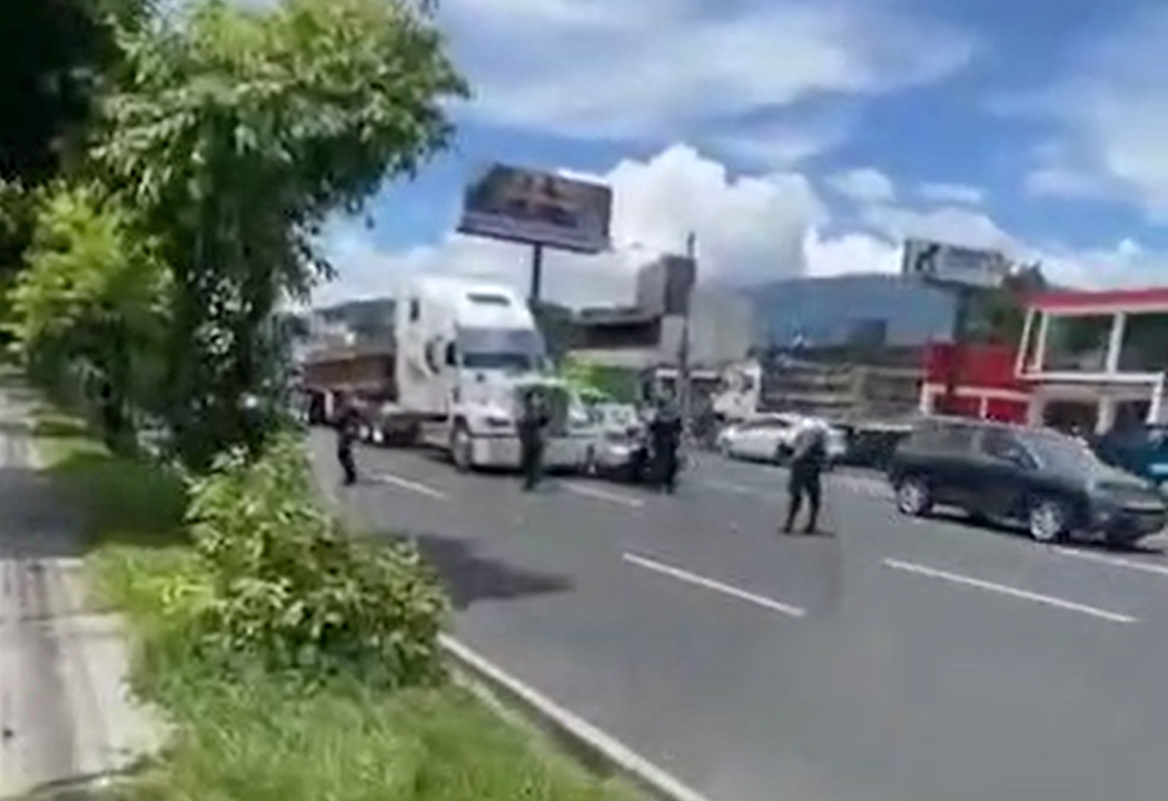 Choque entre rastra y carro particular genera tráfico en Los Próceres