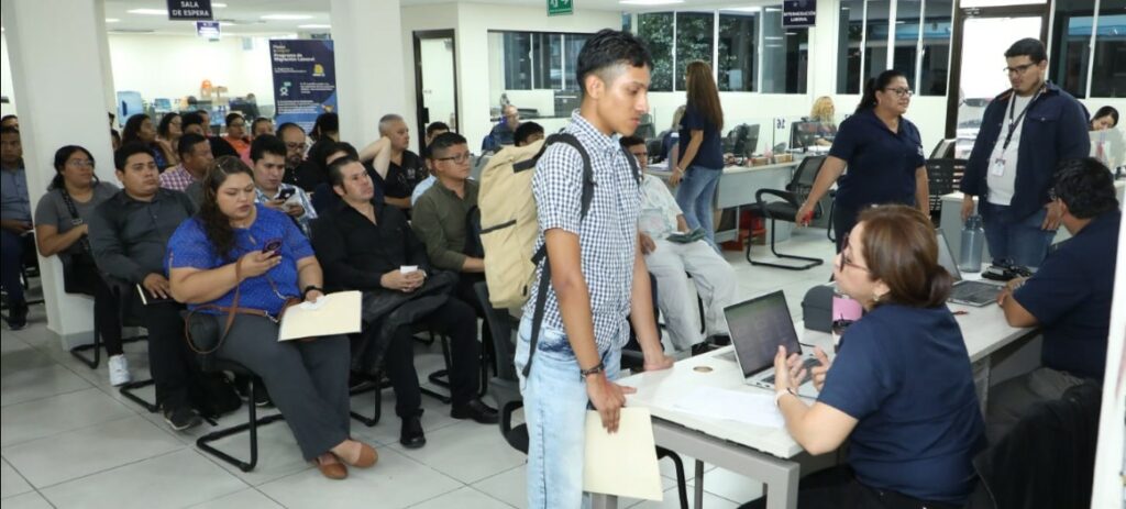 Lunes de Empleo sigue abriendo puertas laborales a cientos de salvadoreños 