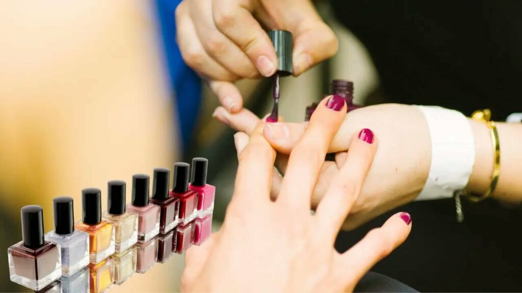 Prohíben sustancia usada en esmaltes de uñas por causar cáncer