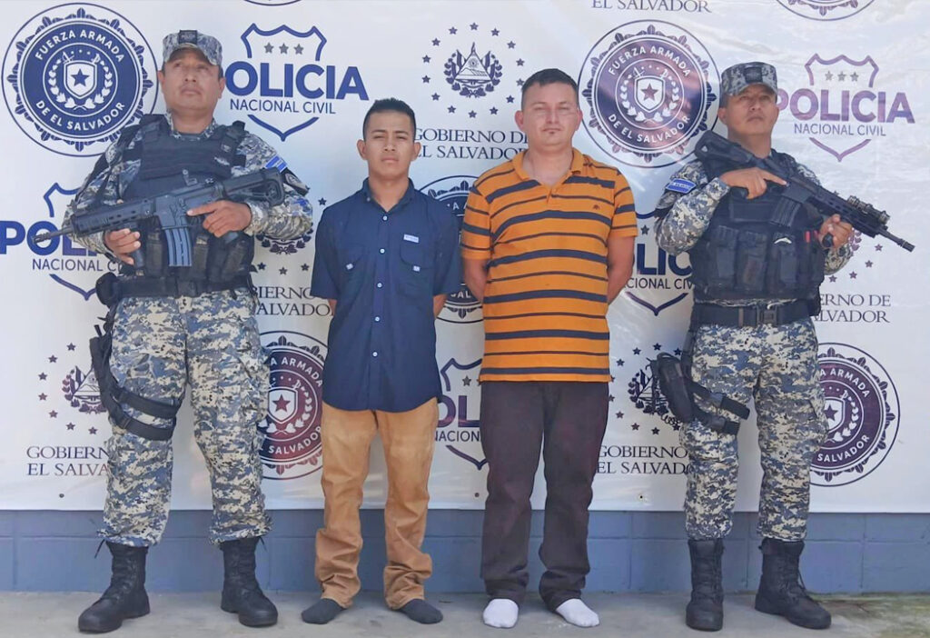 Estos son los microbuseros que se agarraron a trompadas por disputarse los pasajeros en San Salvador