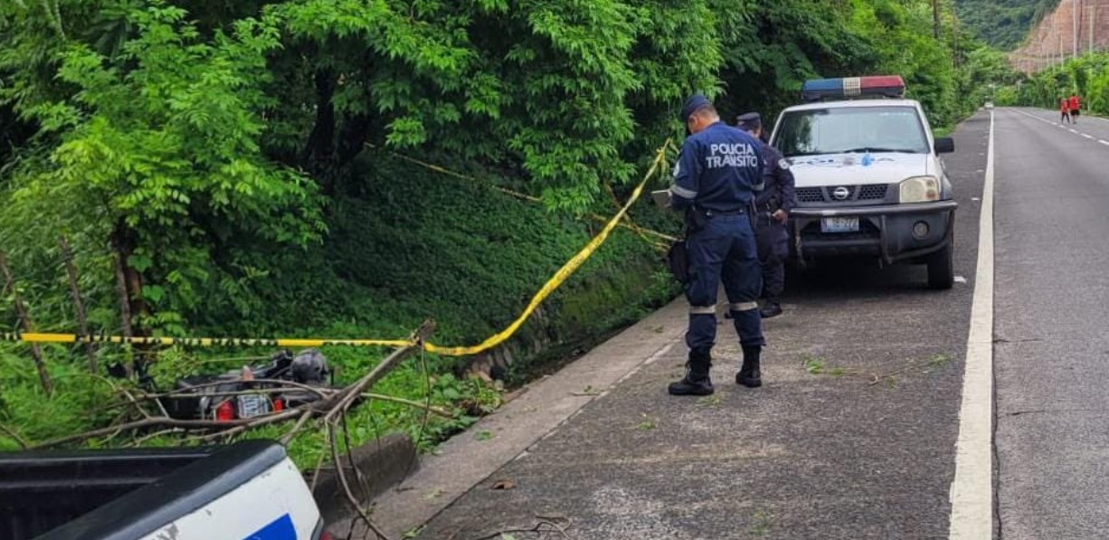 Motociclista de 27 años muere en accidente sobre carretera a Comalapa