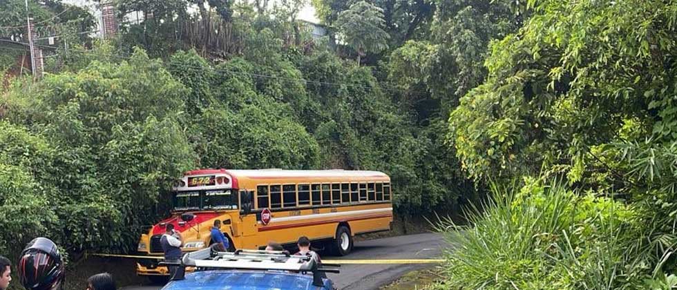Motociclista pierde la vida tras intentar rebasar a un bus en Comasagua