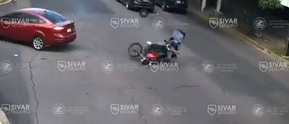 Motociclista sufre fuerte golpe por manejar a excesiva velocidad