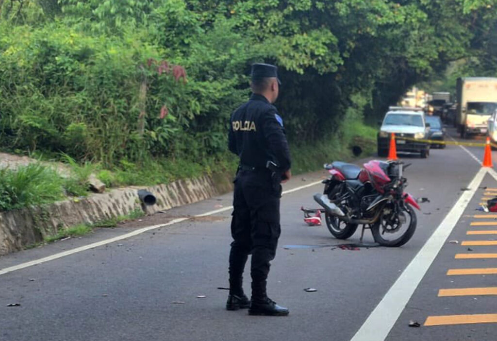 Excesiva velocidad y distracción, causas del accidente en el que murió un motociclista