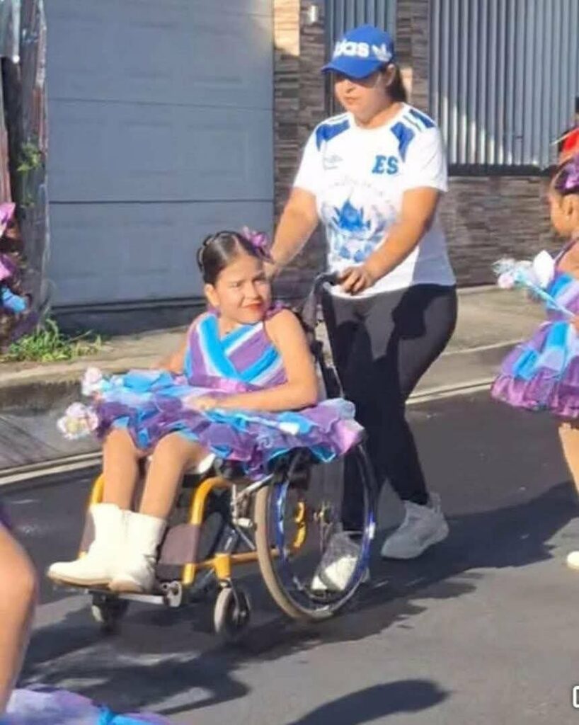 Niña cachiporra brilla en el desfile de independencia en San Vicente