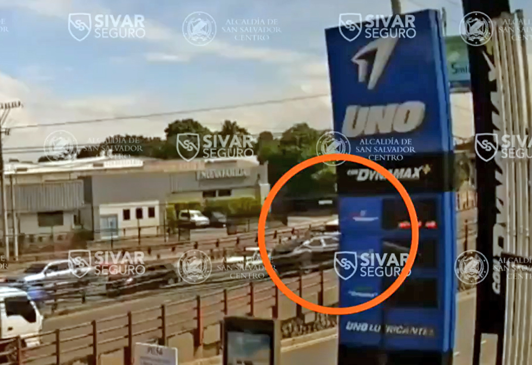 Conductor no guarda distancia y provoca accidente en San Salvador
