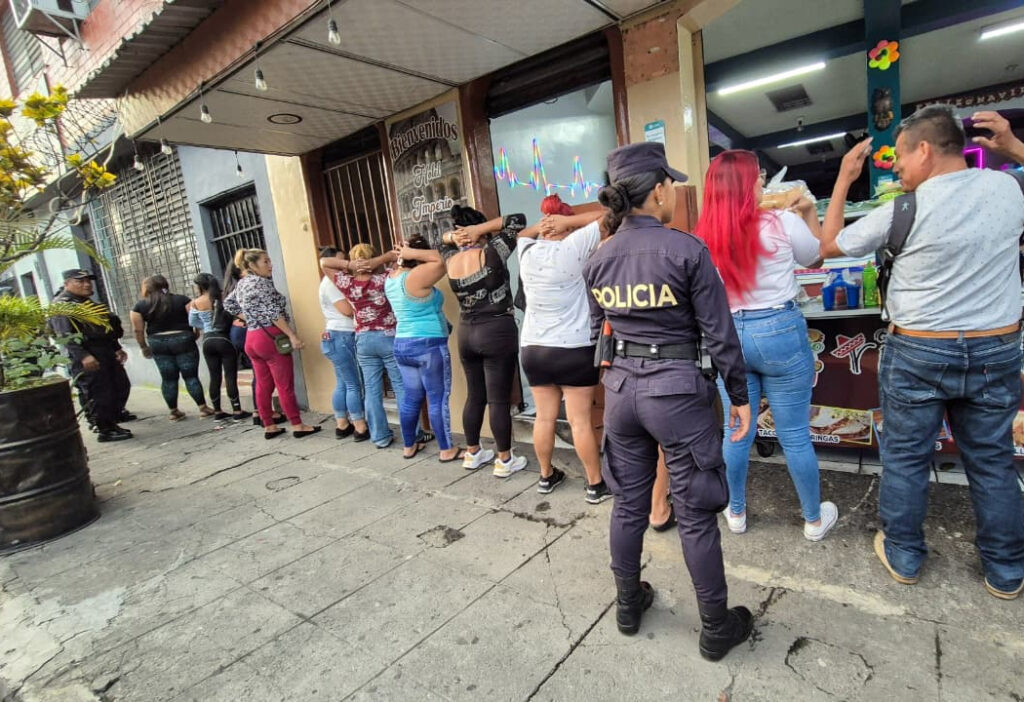 Caen con operativo en bares y centros de tolerancia en San Salvador Centro