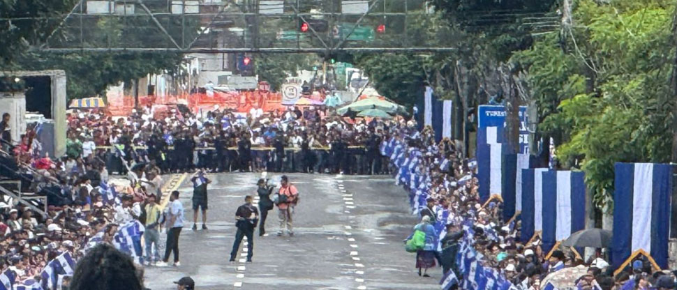 Opositores intentaron bloquear el desfile de la independencia