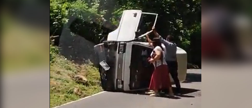 Vuelca panelito en carretera hacia San Vicente