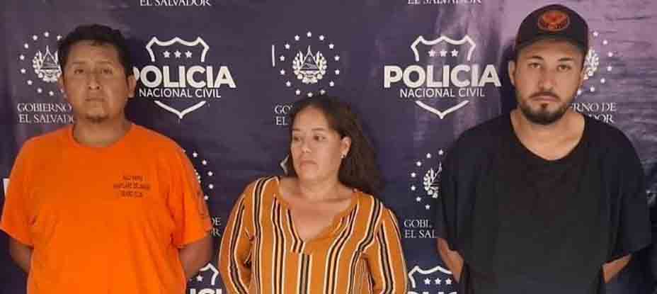 2 Hombres y una mujer son detenidos por golpear a su víctima afuera de una cantina