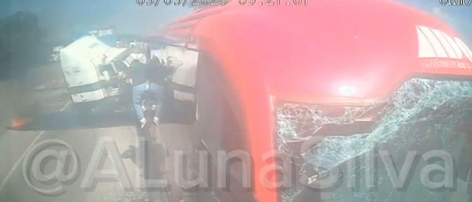 México: graban momento exacto en que una rastra impacta a un autobús y deja 14 heridos