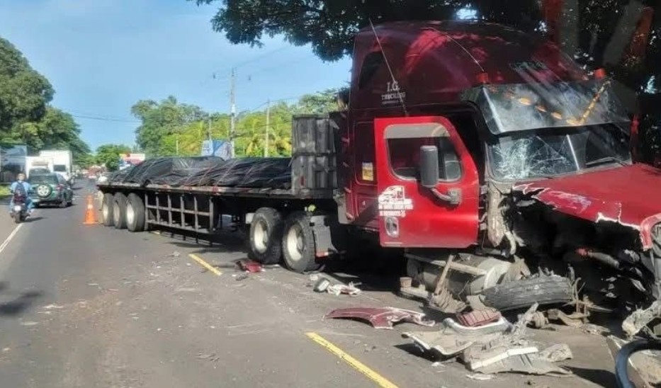 Rastra se estrella contra un árbol en Usulután