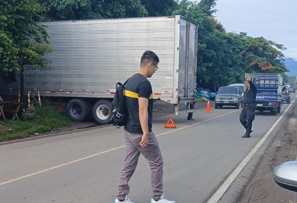 Rastra se hunde en terreno saturado de agua y provoca tráfico en Santa Ana