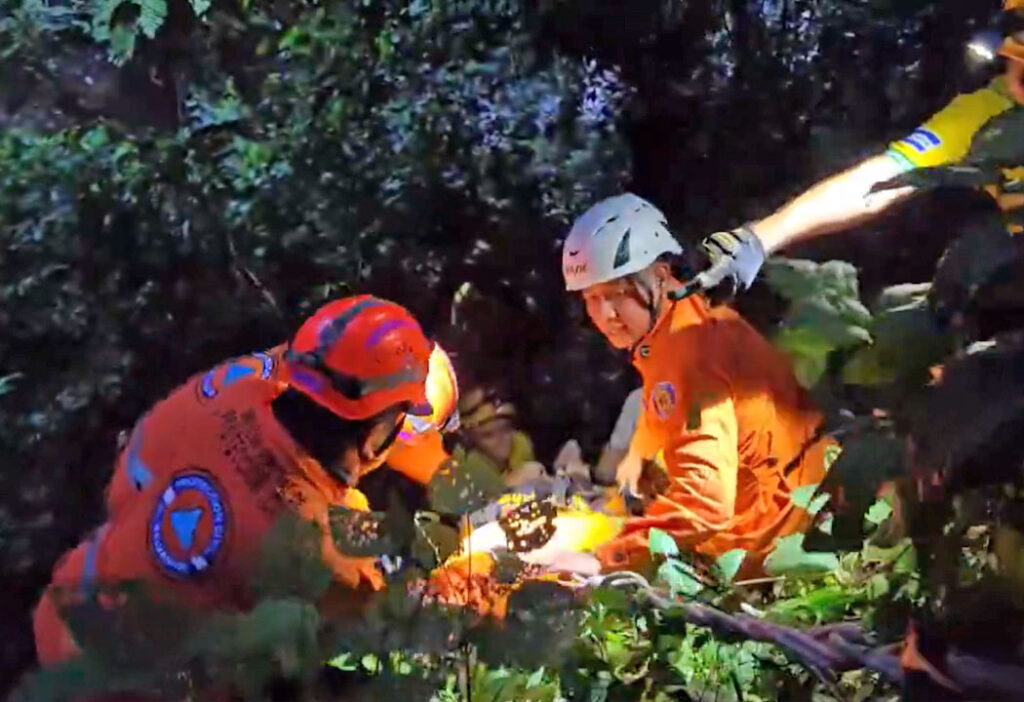 Equipos de primera respuesta rescatan a persona que cayó en un barranco