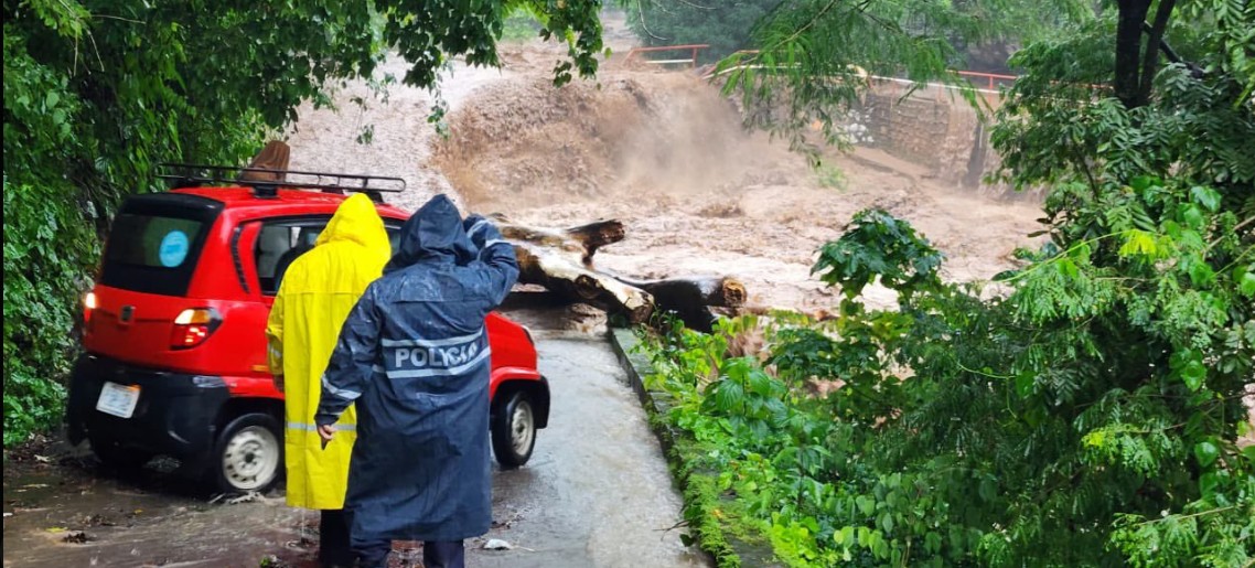 Río Copinula se desborda y arrasa barandal de puente en Guaymango