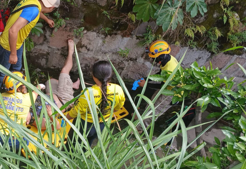 Motociclista pierde el control y cae en una quebrada en carretera de Oro