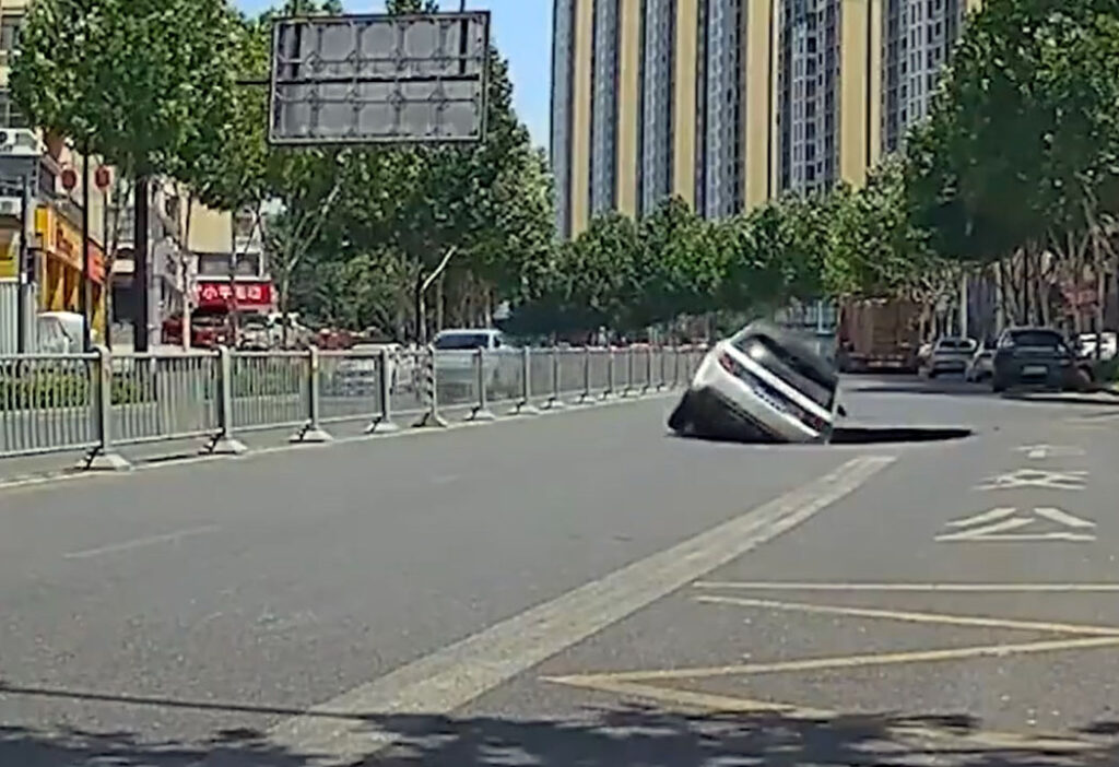 China: vehículo es tragado por un socavón cuando circulaba en una transcurrida calle