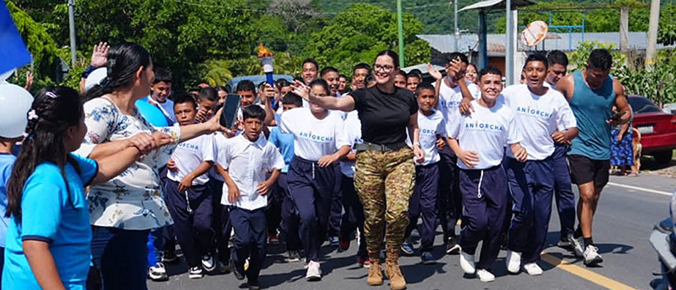 Ministra Karla Trigueros recibe la Antorcha Centroamericana y acompaña a estudiantes en recorrido