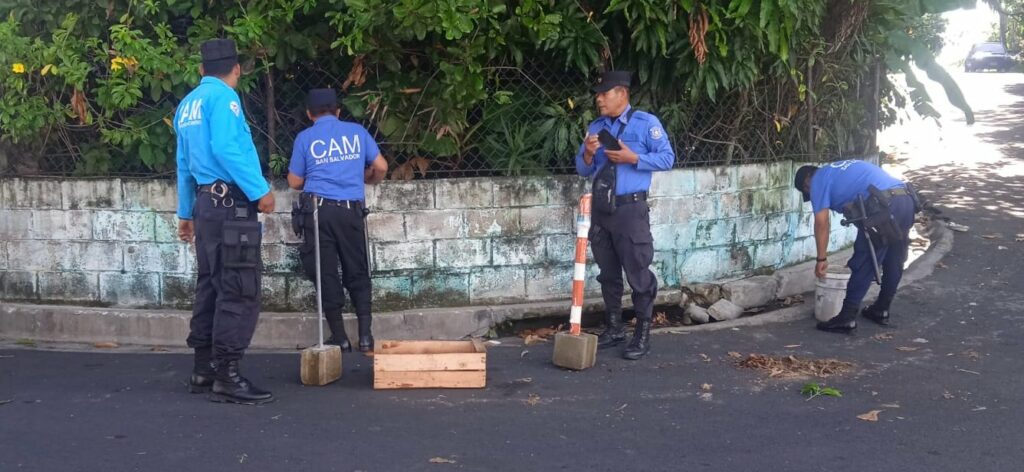 Retiran objetos que eran utilizados para apartar parqueos en colonias de Mejicanos