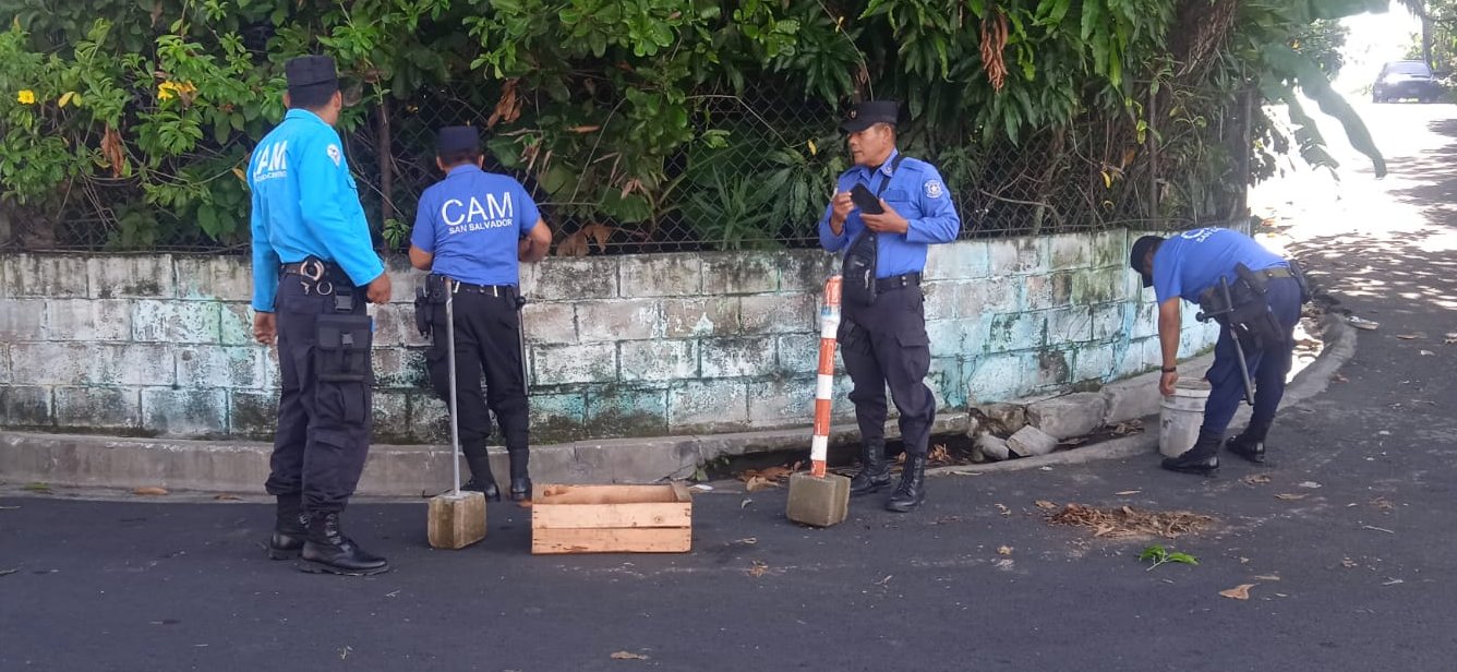 Retiran objetos que eran utilizados para apartar parqueos en colonias de Mejicanos