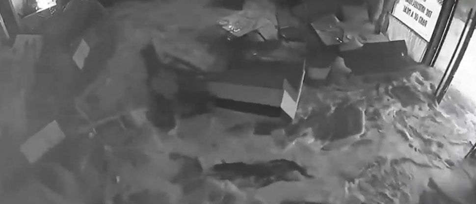 Supertifón irrumpe en un hotel en Hong Kong