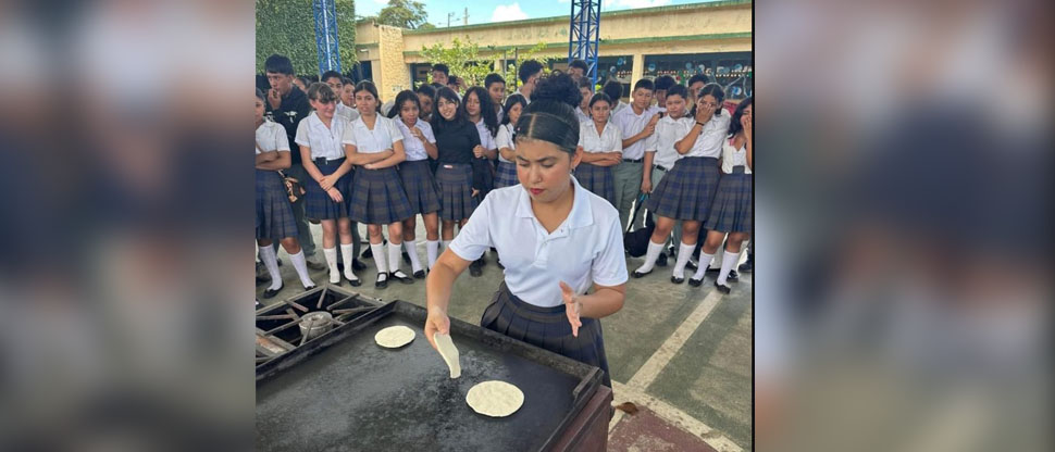 Guatemala: estudiantes participan en concurso de hacer la mejor tortilla