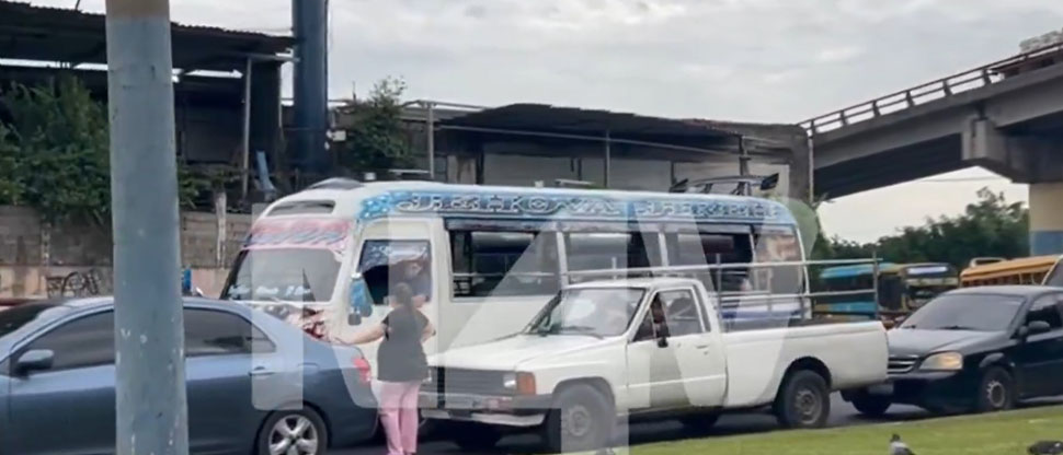 Microbusero choca con vehículo y ha generado fuerte tráfico en 49ª Sur y Bulevar los Próceres