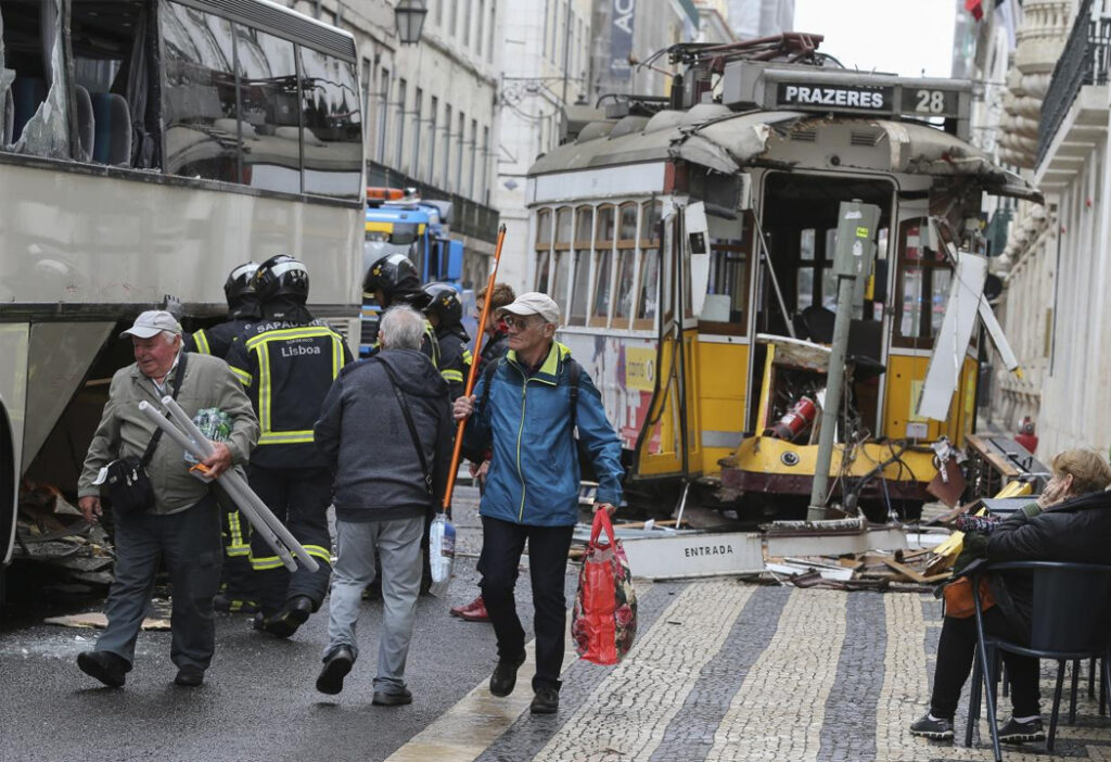 Portugal: 15 fallecidos y 20 heridos deja descarrilamiento de un tranvía