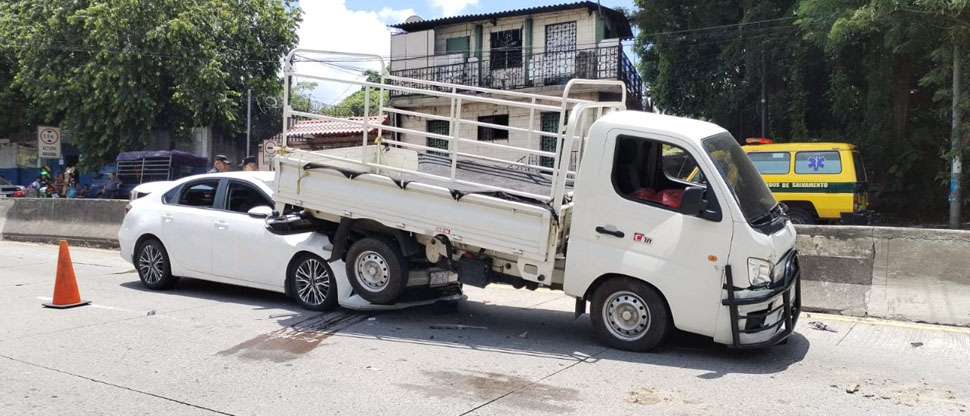 Conductor se distrae y termina impactando en la parte trasera de un camión