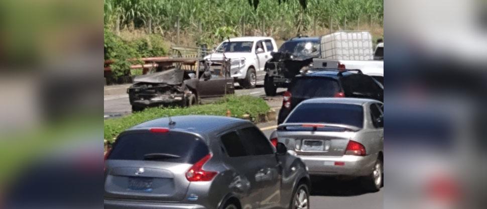 Choque múltiple en Usulután deja dos lesionados y daños materiales