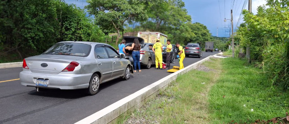 Choque múltiple entre 4 vehículos deja 2 mujeres lesionadas