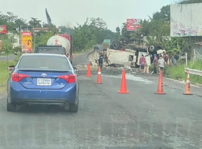 Una persona lesionada tras volcadura de camión de basura en Cojutepeque