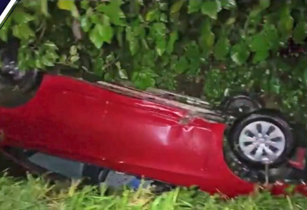 Conductor impacta con ramas de un árbol y termina volcado en Santa Ana