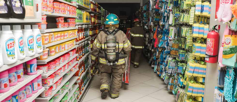 Bomberos atienden emergencia por emanación de humo en comercio del centro de San Salvador
