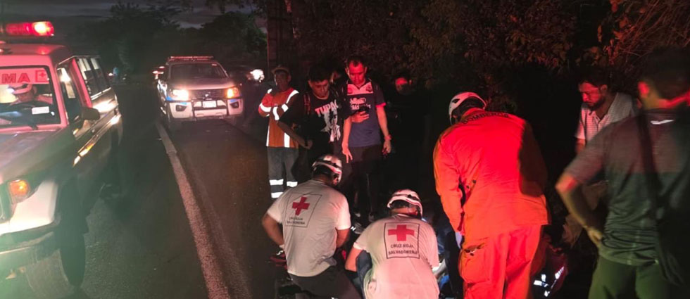 Motociclista acaba en el hospital tras choque contra un automóvil en Chalatenango