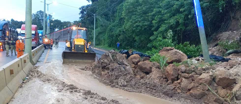 Trabajan en remoción de escombros tras derrumbe a la altura del Paso de Jaguar