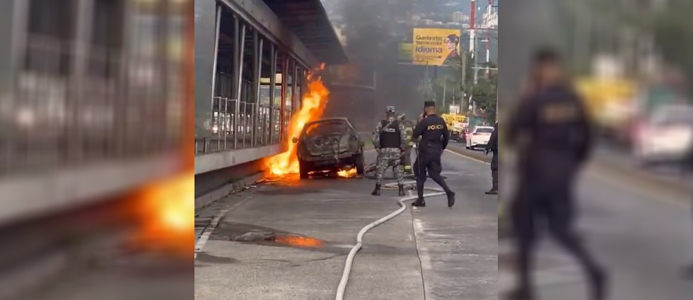 Vehículo se incendia en plena marcha sobre el bulevar del Ejército